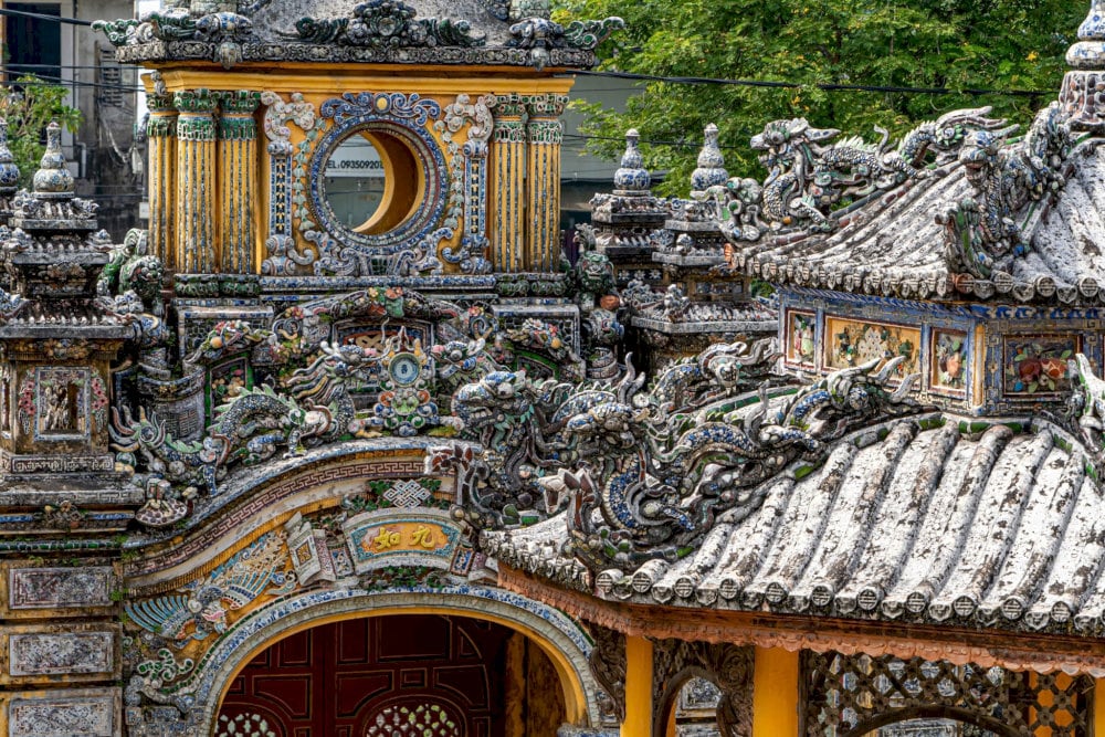 Hoạ tiết công phu trên cổng chính